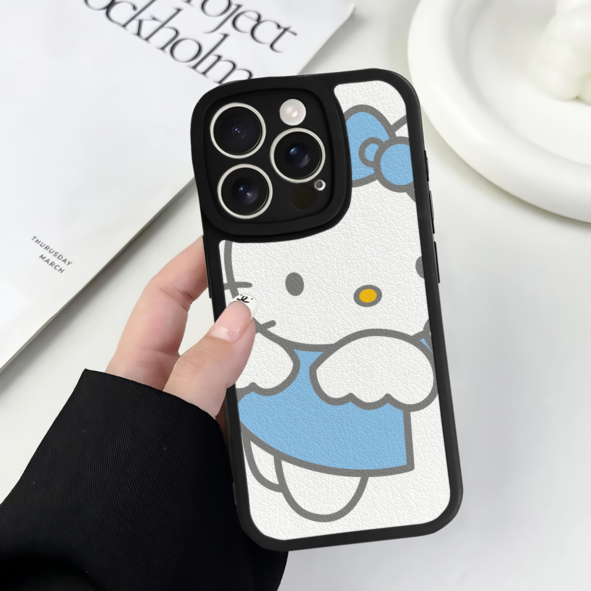 （画像用） Hello Kitty ハローキティ 【iPhone 16シリーズ対応】シリコンスマホケース（レザー調） 材質：シリコン